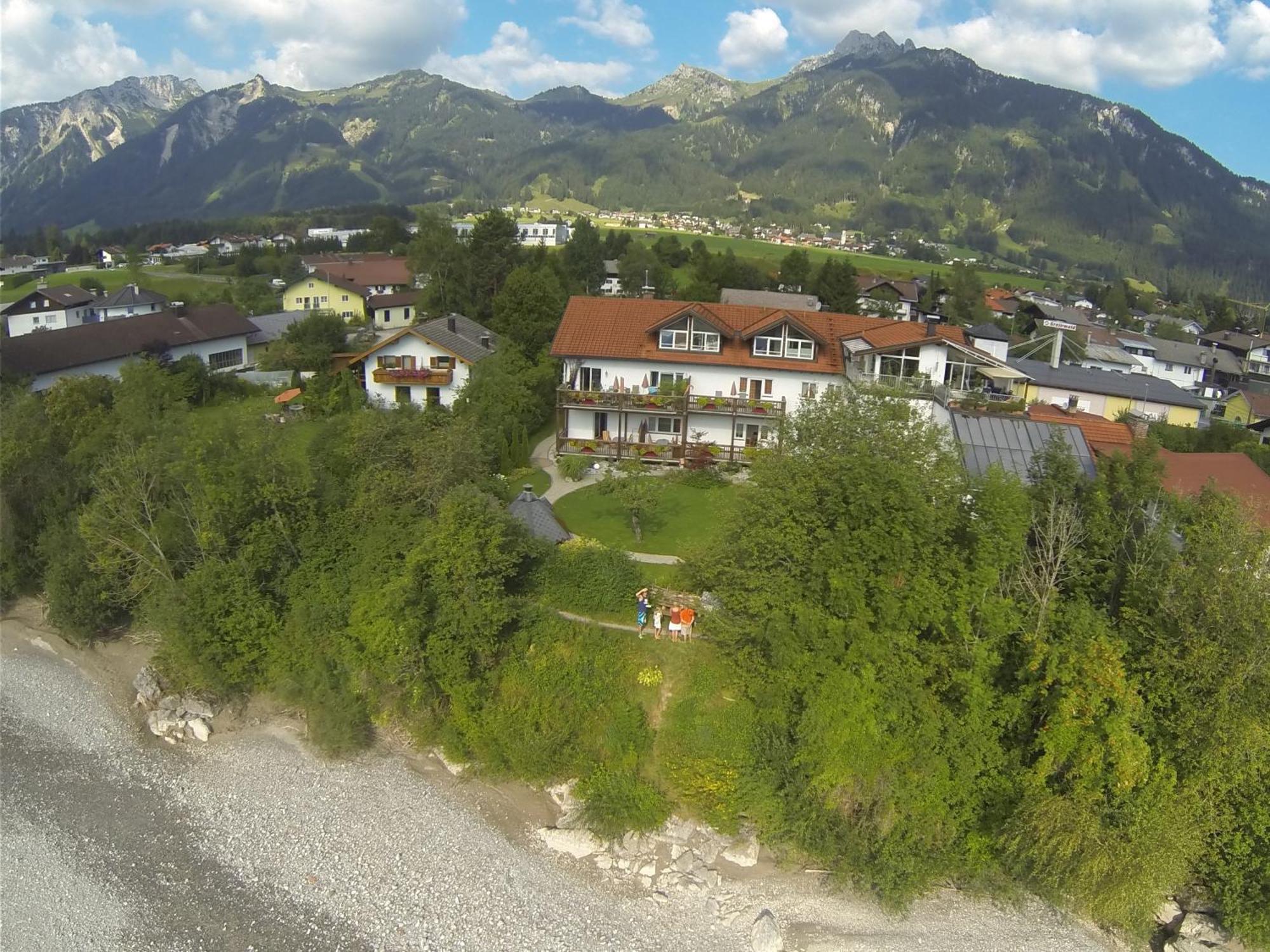 Pension Beim Kruemmling Reutte Exterior foto